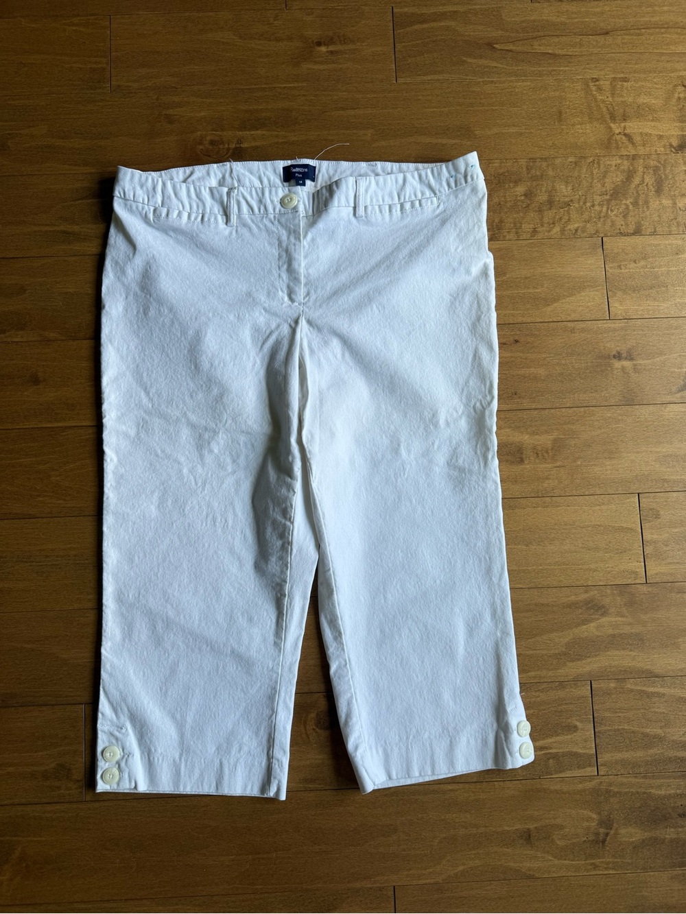 Reitmans White Cropped Button-Hem Women’s Capris